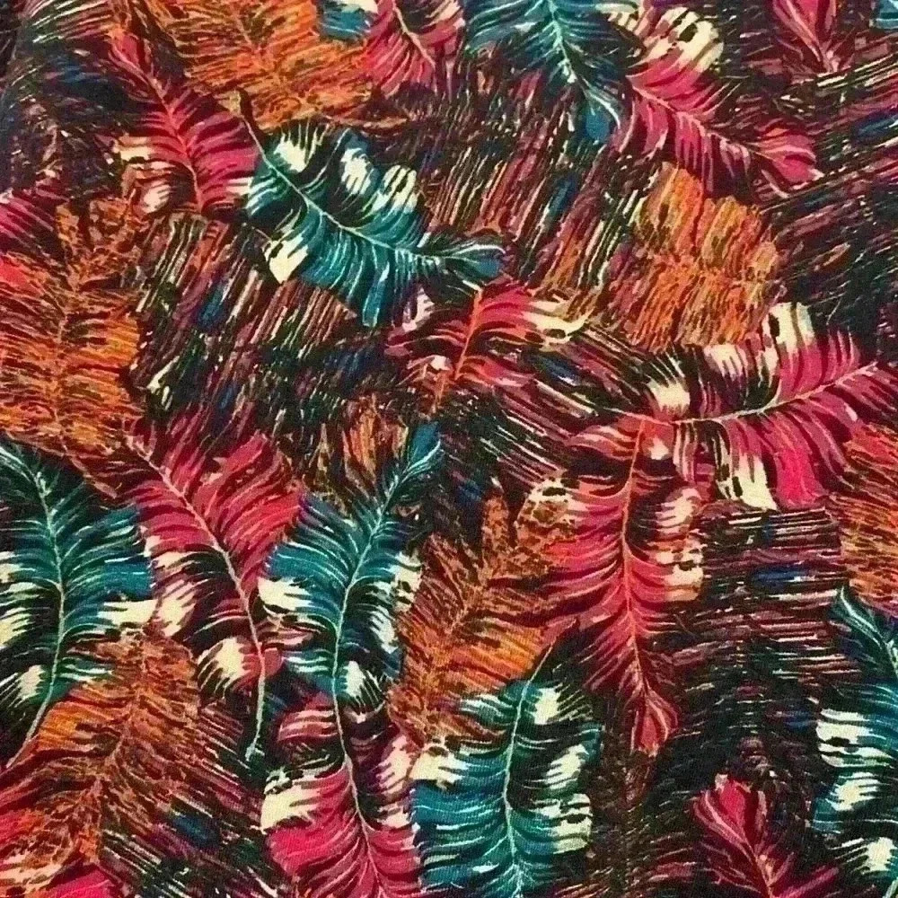 💚 3/$15 LuLaRoe Feather Print Perfect T Size XXS Has Side Slits - Picture 6 of 8